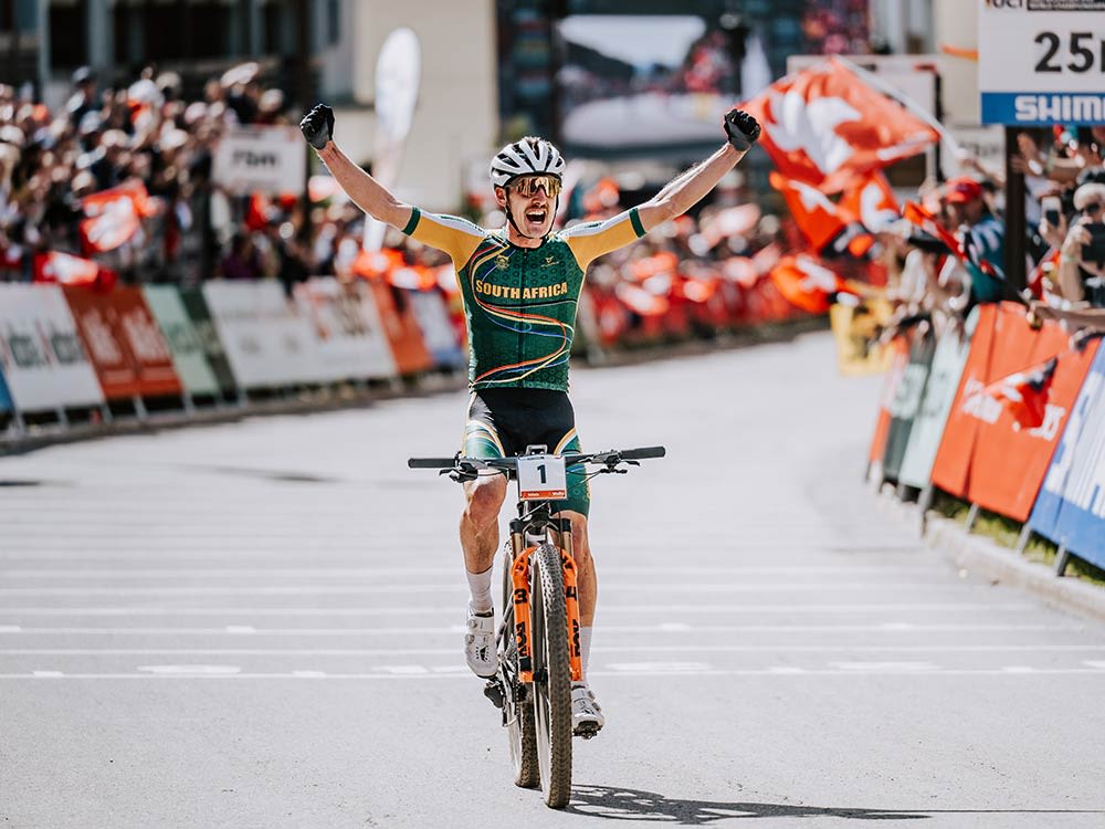 Giant Anthem 2026 ve vítězném závodě na cílové čáře